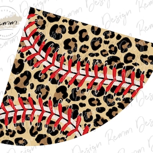 Puede incluir: Una pelota de béisbol de estampado de leopardo marrón y negro con costuras rojas. La pelota de béisbol está cortada por la mitad y tiene forma de cono.