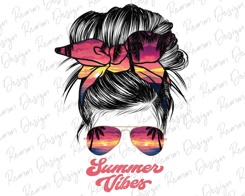 Puede incluir: Una ilustraci&oacute;n digital de una mujer con un mo&ntilde;o desordenado y gafas de sol. La mujer lleva una diadema rosa y naranja con un dise&ntilde;o de puesta de sol y palmeras. El texto "Summer Vibes" est&aacute; escrito en rosa debajo de la mujer.