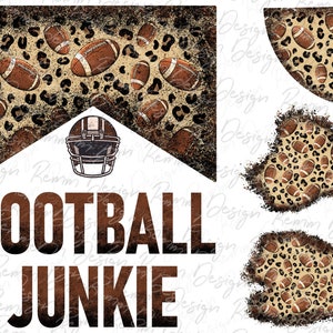 Op de afbeelding: Een digitaal ontwerp met een voetbalhelm en de woorden "FOOTBALL JUNKIE" in een bruin, verweerd lettertype. De achtergrond is een bruine en zwarte luipaardprint met verspreide voetballen.