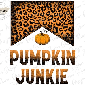Könnte beinhalten: Orangefarbener und schwarzer Banner mit Leopardenmuster, in der Mitte ein Kürbis und darunter der Text "PUMPKIN JUNKIE".