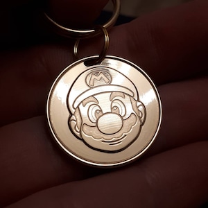 Super Mario Seltener doppelseitiger Schlüsselanhänger / Haustieranhänger aus Metall, atemberaubendes Detail! Gold oder Silber, Exklusiv & Handgeschliffen.