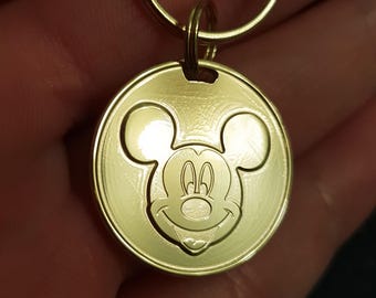 Raro portachiavi in metallo bifacciale di Topolino, con dettagli straordinari! Portachiavi divisibili gratuiti, esclusivi e lucidati a mano.