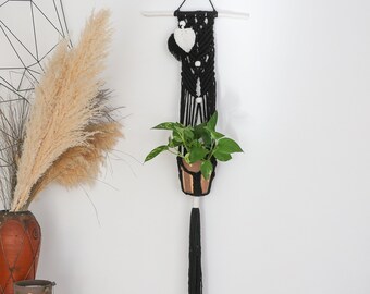 Schwarze Makramee Blumenampel mit weißer Feder - Boho Home Decor