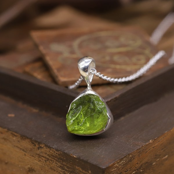 Natural Raw Peridot Pencil Pendant with 18 Inch 925 Sterling Silver Chain - August Birthstone Pendant Necklace (8-12 mm Approx) for Everyday