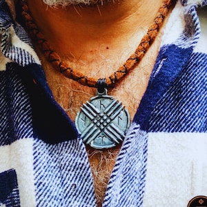 Runen-tengri-amulet – sjamanistische kham-ketting | Handgemaakte leren talisman met oud symbool | Spiritueel cadeau voor ritueel en ceremonie