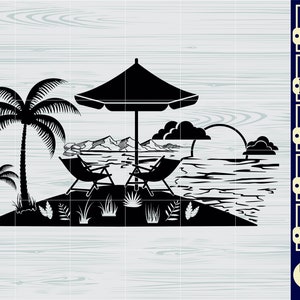 Op de afbeelding: Zwart-wit silhouetontwerp van twee ligstoelen onder een parasol op het strand met palmbomen en een zonsondergang op de achtergrond.