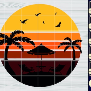Op de afbeelding: Een zwart-wit silhouetontwerp van een zonsondergang met palmbomen, een parasol en twee ligstoelen. De zonsondergang is afgebeeld met een gele cirkel en oranje en bruine strepen.