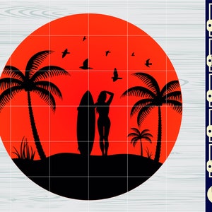 Op de afbeelding: Silhouet van een persoon die op een strand staat met een surfboard, palmbomen en een rode zonsondergang op de achtergrond.