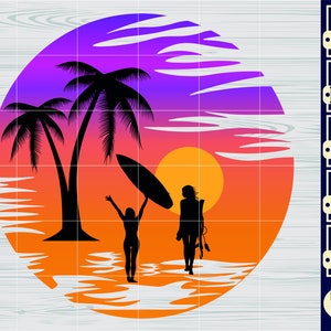 Op de afbeelding: Silhouet van twee mensen die surfen met een surfboard voor een zonsondergang met palmbomen en een fel oranje zon.