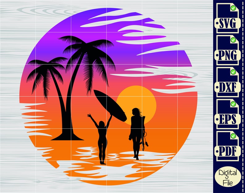 Op de afbeelding: Silhouet van twee mensen die surfen met een surfboard voor een zonsondergang met palmbomen en een fel oranje zon.