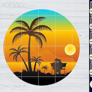 Op de afbeelding: Silhouet van een stel dat op een bankje zit onder een palmboom bij zonsondergang. De lucht is een gradi&euml;nt van blauw, geel en oranje. De zon gaat onder achter het stel.
