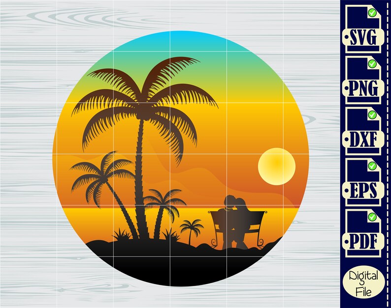 Op de afbeelding: Silhouet van een stel dat op een bankje zit onder een palmboom bij zonsondergang. De lucht is een gradi&euml;nt van blauw, geel en oranje. De zon gaat onder achter het stel.