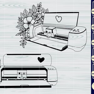 Peut inclure: Un dessin au trait noir et blanc d'une machine de d&eacute;coupe artisanale avec un motif floral sur le dessus. La machine est ouverte et la lame de coupe est visible. L'image comprend le texte "Fichier num&eacute;rique" et les types de fichiers&nbsp;: SVG, PNG, DXF, EPS et PDF.