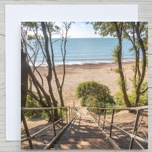 Blanco Dorset-wenskaart, 'Highcliffe Beach Steps' Carbon Captured-kaart met Woodland Trust. Verkrijgbaar in print en canvas