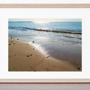 Highriffel Beach, Dorset, 7x5 Druck in Passepartout &#39;Highriffel Beach&#39;, Foto von Claire von Bramble and Beach. Auch in 10x8