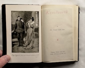 Op de afbeelding: Open boek met illustraties en tekst. De linkerpagina toont een zwart-wit tekening van een man en een vrouw. De rechterpagina toont de titel "Kenilworth" en auteurinformatie. Het boek is open en toont de pagina's.