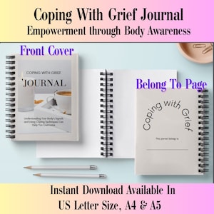 Op de afbeelding: Een wit dagboek met een zwarte spiraalbinding. De voorkant heeft de tekst "Coping With Grief 'Journal'" en de tekst "Understanding Your Body's Signals and Using Coping Techniques Can Help You Overcome". De achterkant heeft de tekst "Belong To Page Coping With Grief This journal belongs to".