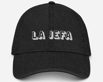 Haftowana czapka dżinsowa La Jefa – prezent od szefowej Latiny