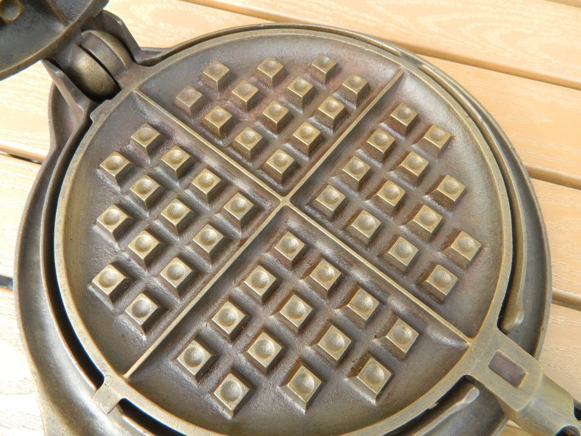 Vintage Griswold 8 Cast Iron Waffle Maker Etsy