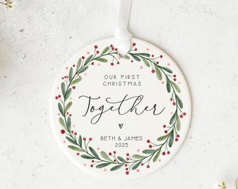 Unser erstes gemeinsames Weihnachtsfest 2025 - Personalisiertes Paar-Weihnachtskugel-Andenken | Kundenspezifische Acryl- oder Keramikdekoration