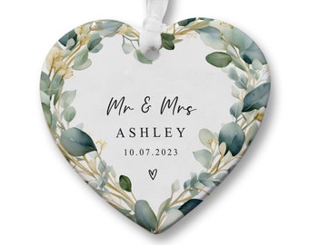 Mr and Mrs Ceramic Keepsake KS141 | Just Married Gift | Wedding Present | Bride And Groom Gift | Gift for Friends | Wedding Gift | Keepsake
