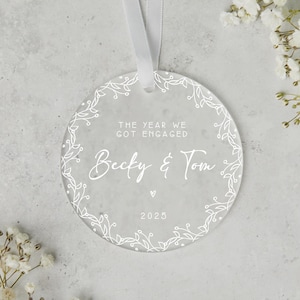 Decorazione natalizia personalizzata - Pallina in acrilico satinato - Regalo personalizzabile per il primo Natale di fidanzamento, diametro 8 cm