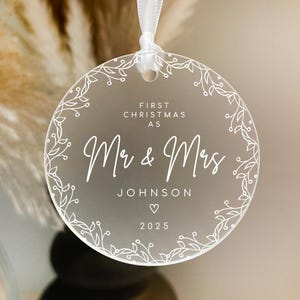 Enfeite personalizado Sr. e Sra.: Bola de acrílico fosco, presente de Natal para recém-casados | 8 cm de diâmetro, impressão UV, lembrança de casamento imagem 5
