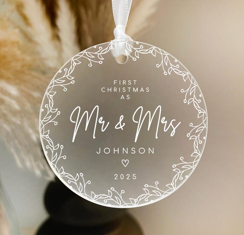 Enfeite personalizado Sr. e Sra.: Bola de acrílico fosco, presente de Natal para recém-casados | 8 cm de diâmetro, impressão UV, lembrança de casamento imagem 5