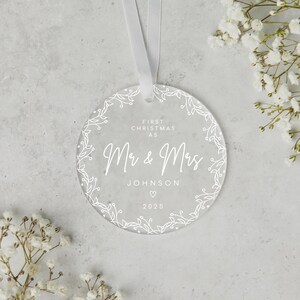 Enfeite personalizado Sr. e Sra.: Bola de acrílico fosco, presente de Natal para recém-casados | 8 cm de diâmetro, impressão UV, lembrança de casamento imagem 4