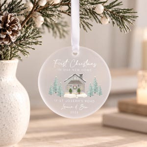 Boule de Noël personnalisée pour une nouvelle maison | Décoration de maison en acrylique dépoli | Cadeau de Noël pour les nouveaux propriétaires | Souvenir de déménagement