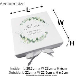 Pode incluir: Caixa de presente branca com um design floral verde e o texto "Jodie's Hen Party August 2022". A caixa &eacute; amarrada com uma fita branca. A caixa mede 20,5 cm de comprimento por 22 cm de largura por 6 cm de altura.