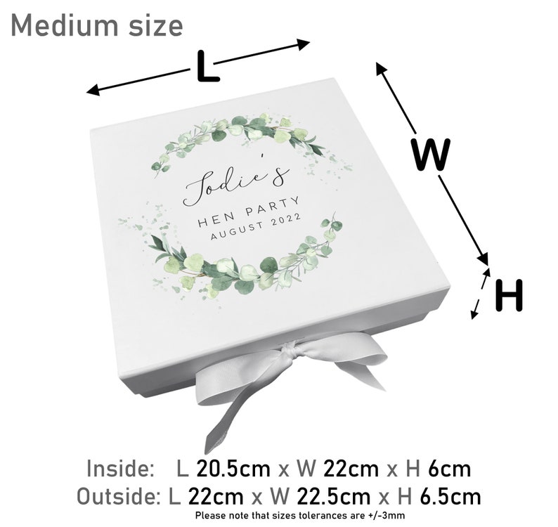 Pode incluir: Caixa de presente branca com um design floral verde e o texto "Jodie's Hen Party August 2022". A caixa &eacute; amarrada com uma fita branca. A caixa mede 20,5 cm de comprimento por 22 cm de largura por 6 cm de altura.