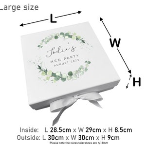 Pode incluir: Caixa de presente branca com um design de coroa de flores verde e o texto "Jodie's Hen Party August 2022". A caixa &eacute; amarrada com uma fita de cetim branca. A caixa mede 28,5 cm x 29 cm x 8,5 cm por dentro e 30 cm x 30 cm x 9 cm por fora.
