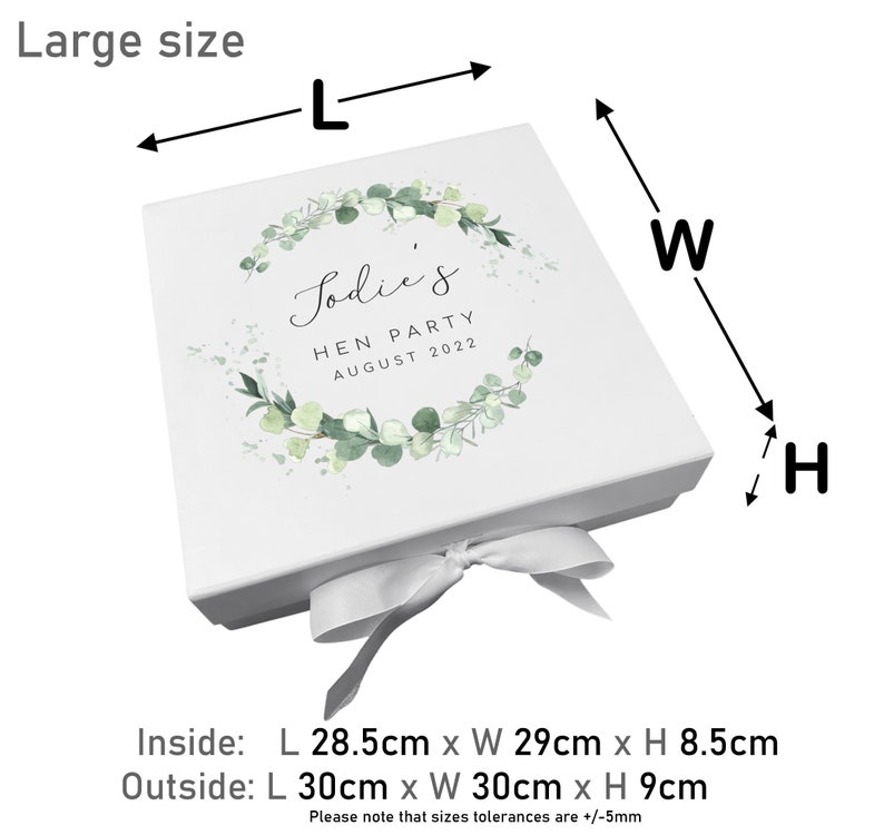 Pode incluir: Caixa de presente branca com um design de coroa de flores verde e o texto "Jodie's Hen Party August 2022". A caixa &eacute; amarrada com uma fita de cetim branca. A caixa mede 28,5 cm x 29 cm x 8,5 cm por dentro e 30 cm x 30 cm x 9 cm por fora.