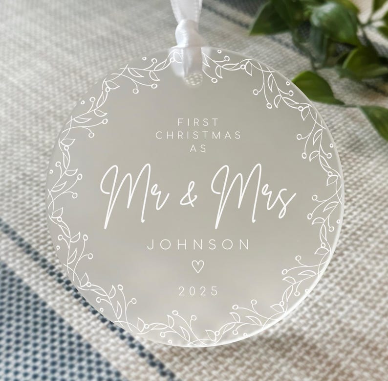 Enfeite personalizado Sr. e Sra.: Bola de acrílico fosco, presente de Natal para recém-casados | 8 cm de diâmetro, impressão UV, lembrança de casamento imagem 3