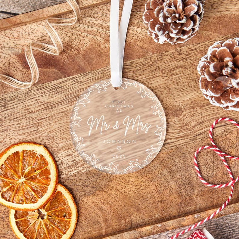 Enfeite personalizado Sr. e Sra.: Bola de acrílico fosco, presente de Natal para recém-casados | 8 cm de diâmetro, impressão UV, lembrança de casamento imagem 6