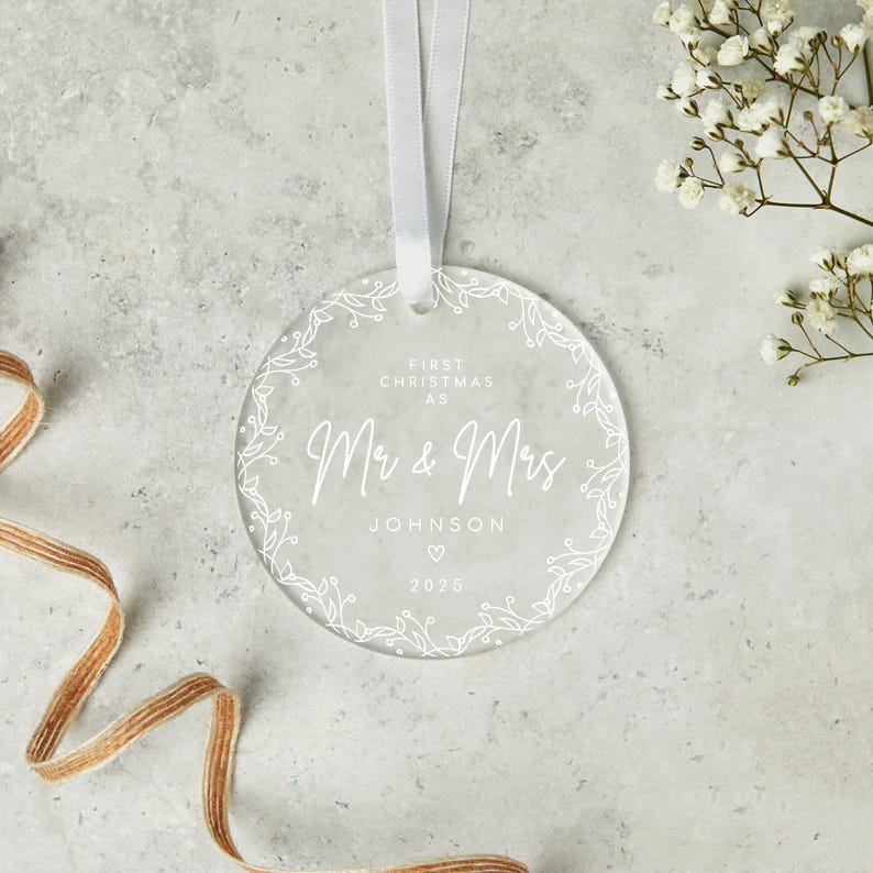 Enfeite personalizado Sr. e Sra.: Bola de acrílico fosco, presente de Natal para recém-casados | 8 cm de diâmetro, impressão UV, lembrança de casamento imagem 1