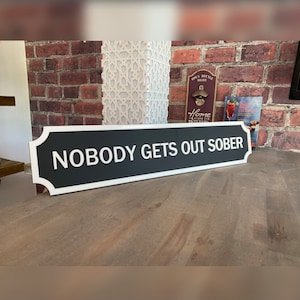 誰も酔っ払って外に出られない ヴィンテージスタイル ストリートサイン バー 屋内 屋外 アクリル 3D サイン カスタム ロードサイン プレート ガーデン 特注 ギフト アイデア マット