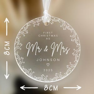 Enfeite personalizado Sr. e Sra.: Bola de acrílico fosco, presente de Natal para recém-casados | 8 cm de diâmetro, impressão UV, lembrança de casamento imagem 2