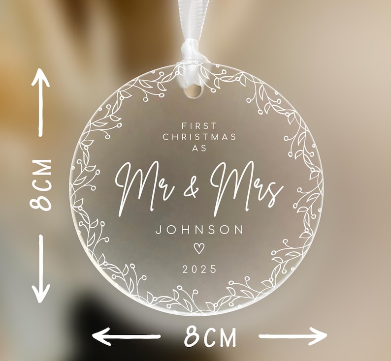 Enfeite personalizado Sr. e Sra.: Bola de acrílico fosco, presente de Natal para recém-casados | 8 cm de diâmetro, impressão UV, lembrança de casamento imagem 2