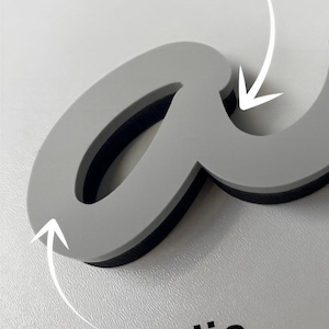 a close-up view of a piece of wood and an acrylic material, with arrows pointing towards the acrylic material.