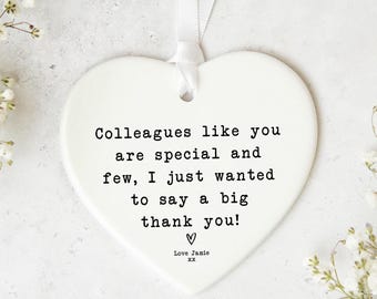 Puede incluir: Adorno de cerámica blanco en forma de corazón con el texto "Colleagues like you are special and few, I just wanted to say a big thank you!" y "Love Jamie Xx" en texto negro.