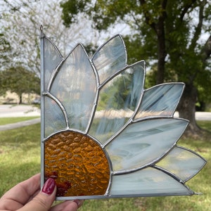 Daisy Stained Glass Corner Flower.