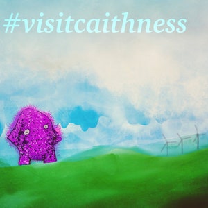 Puede incluir: Una criatura morada y peluda se encuentra en un campo verde con un cielo azul y nubes blancas. Hay tres aerogeneradores en el fondo. El texto #visitcaithness está en la parte superior de la imagen.