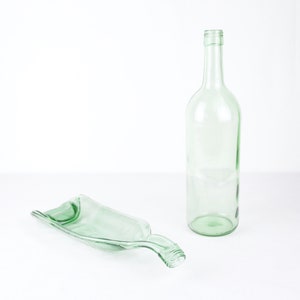 Sustainable decorative bowl &quot;Vitus&quot; made of melted upcycling wine bottle for girlfriend and wine lover, supports social projects
