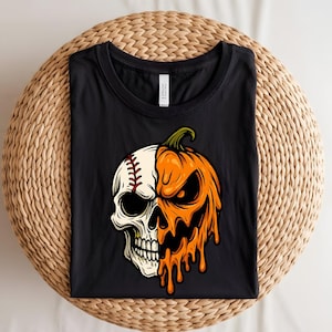 Puede incluir: Camiseta negra con un diseño de Halloween. El gráfico es una calavera dividida en dos mitades: una pelota de béisbol y una calabaza. La mitad de béisbol es blanca con costuras rojas, y la mitad de calabaza es naranja con un tallo verde.