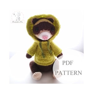 Puede incluir: Patrón de crochet para un hurón con una sudadera con capucha verde. El patrón está disponible para descargar en PDF.  PDF PATTERN