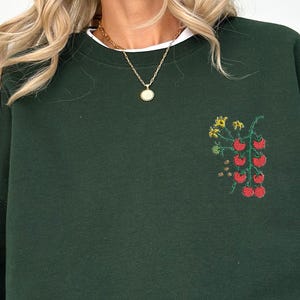Sudadera con tomates bordados, camiseta con tomates, sudadera botánica, camiseta vegana de cuello redondo culinaria, ropa Cottage Core, sudadera de comida, preppy