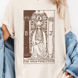 Die Hohe Priesterin Tarot Shirt Komfort Farben Tarot Karte Shirt Göttin Shirt Tarot Rundhalsausschnitt Vintage Tarot Göttlich Feminin Witchy Sachen Alt