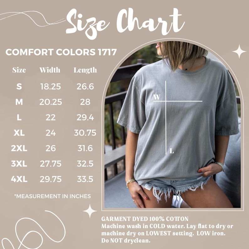 Pu&ograve; includere: Tabella delle taglie per una t-shirt Comfort Colors 1717. La tabella mostra la larghezza e la lunghezza in pollici per le taglie S, M, L, XL, 2XL, 3XL e 4XL. La tabella include anche istruzioni per lavare e asciugare la t-shirt: "GARMENT DYED 100% COTTON Machine wash in COLD water. Lay flat to dry or machine dry on LOWEST setting. LOW iron. Do NOT dryclean."